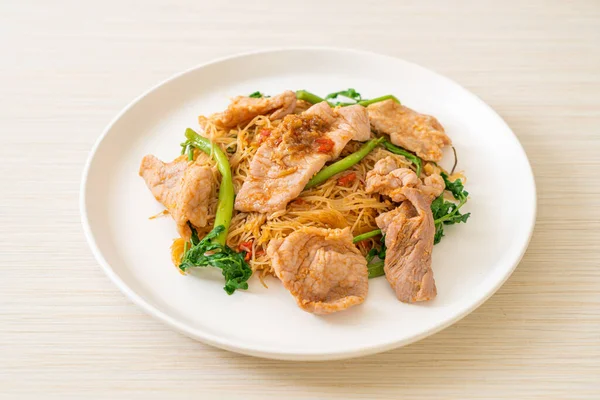 Kızarmış pirinç vermicelli ve domuz etli mimoza Asya usulü.