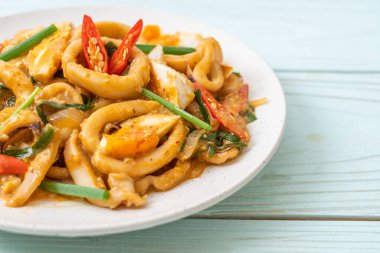 Kızarmış kalamar ya da ahtapotu tuzlu yumurtayla karıştırın - Asya yemeği tarzı