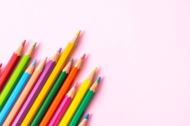 Fotokopi alanı olan pembe arkaplan üzerindeki renk kalemi