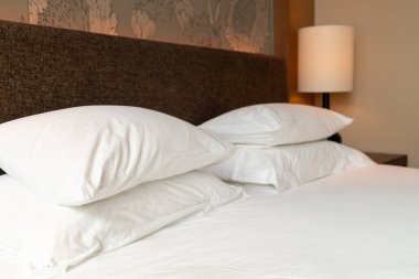 Yatak odasındaki beyaz yastık süslemesi