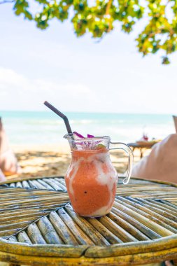 Mango, ananas, karpuz ve yoğurt ya da deniz altyapısı olan yoğurt suyu kavanozu.