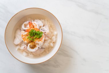 Yulaf lapası ya da haşlanmış pirinç çorbası (karides, mürekkep balığı ve balık)