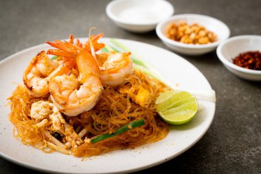 Vermicelli Pad Thai veya Tayland usulü karidesli kızartılmış vermicelli.