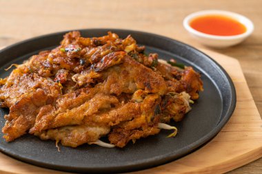 Kızarmış midyeli krep ya da midyeli omlet.