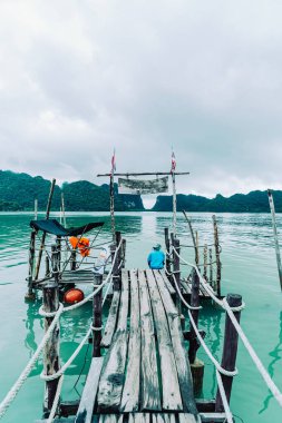 Khanom 'daki Talet Körfezi' ndeki ahşap köprü, Tayland 'daki Nakhon Sri Thammarat turizm beldesi