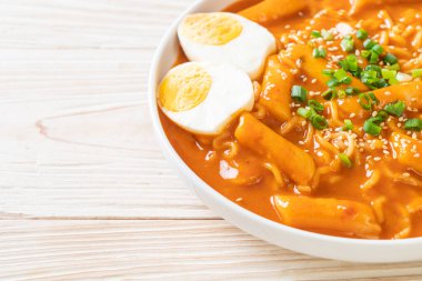 Kore hazır şehriyesi ve Kore baharatlı soslu Tteokbokki, Rabokki - Kore yemeği tarzı.