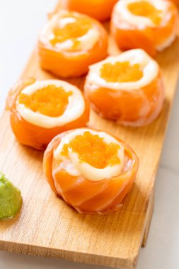 Mayonez ve karides yumurtalı taze somon suşisi. Japon usulü.