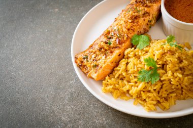 Tavada kurutulmuş somon tandırı ve masala pilavı - Müslüman yemeği tarzı.