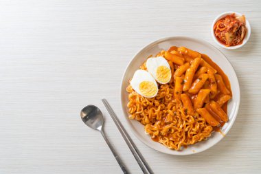 Baharatlı Kore soslu Ramen veya Kore hazır eriştesi ve Tteokbokki - Kore yemeği tarzı