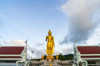 Tayland 'ın Songkhla Eyaleti' ndeki Hat Yai belediye parkının tepesinde gökyüzü olan altın bir Buda heykeli.