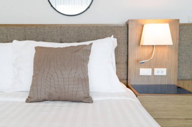 İç dekorasyon odasındaki güzel yastık.