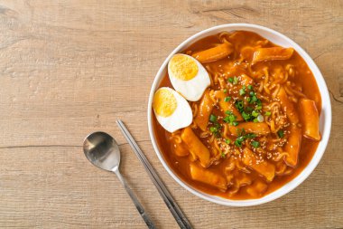 Kore hazır şehriyesi ve Kore baharatlı soslu Tteokbokki, Rabokki - Kore yemeği tarzı.