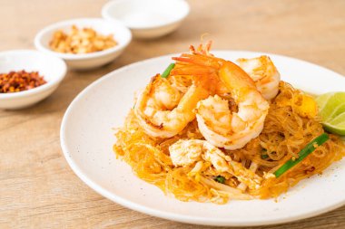 Vermicelli Pad Thai veya Tayland usulü karidesli kızartılmış vermicelli.