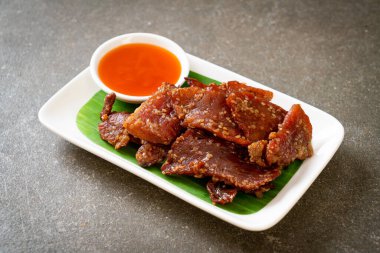 Tabakta sosla kurutulmuş domuz eti.