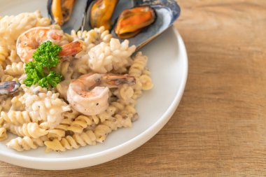 İtalyan usulü baharatlı makarna mantar krema sosu.