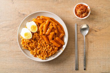 Baharatlı Kore soslu Ramen veya Kore hazır eriştesi ve Tteokbokki - Kore yemeği tarzı
