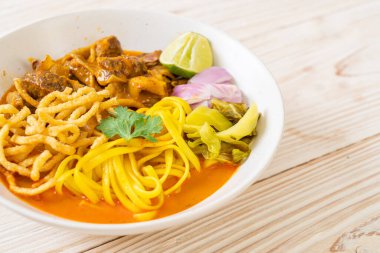 Kuzey Tayland usulü körili şehriye çorbası, haşlanmış domuz eti, Tayland usulü.