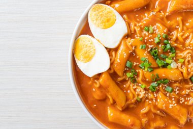 Kore hazır şehriyesi ve Kore baharatlı soslu Tteokbokki, Rabokki - Kore yemeği tarzı.