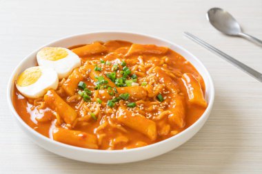 Kore hazır şehriyesi ve Kore baharatlı soslu Tteokbokki, Rabokki - Kore yemeği tarzı.