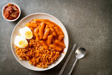 Baharatlı Kore soslu Ramen veya Kore hazır eriştesi ve Tteokbokki - Kore yemeği tarzı