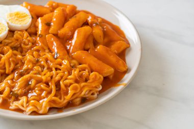 Baharatlı Kore soslu Ramen veya Kore hazır eriştesi ve Tteokbokki - Kore yemeği tarzı
