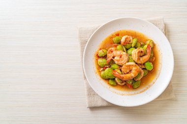 Karışık Kızarmış Fasulye ve Karides Tayland usulü