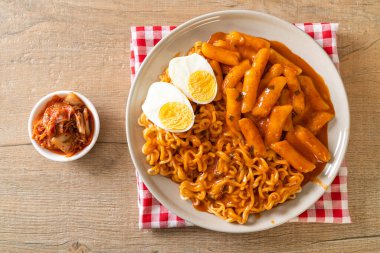 Baharatlı Kore soslu Ramen veya Kore hazır eriştesi ve Tteokbokki - Kore yemeği tarzı