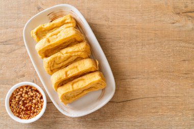 Soslu kızarmış tofu - vejetaryen ve vejetaryen yemek tarzı