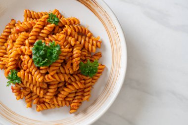 domates soslu ve maydanozlu spiral veya spiralli makarna - İtalyan yemek tarzı