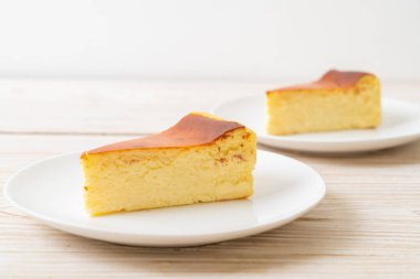 Beyaz tabakta ev yapımı cheesecake.
