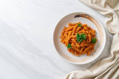 domates soslu ve maydanozlu spiral veya spiralli makarna - İtalyan yemek tarzı