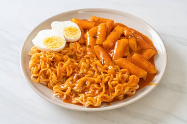 Baharatlı Kore soslu Ramen veya Kore hazır eriştesi ve Tteokbokki - Kore yemeği tarzı