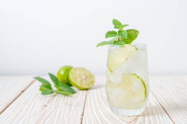 Naneli buzlu limonlu soda, ferahlatıcı içecek.