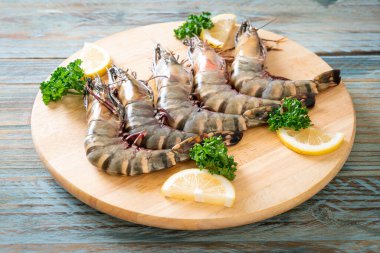 Taze kaplan karidesi ya da tahta üzerinde karides