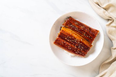 Japon yılan balığı pilav kasesi ya da Unagi don ile kızartılır.