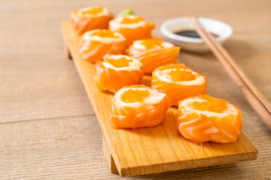 Mayonez ve karides yumurtalı taze somon suşisi. Japon usulü.