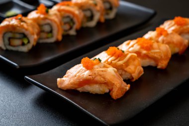 Japon usulü ızgara somon suşisi.