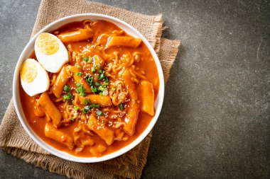 Kore hazır şehriyesi ve Kore baharatlı soslu Tteokbokki, Rabokki - Kore yemeği tarzı.
