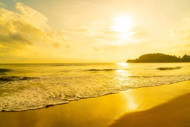 Güneşin doğuşunda ya da batışında güzel ve boş sahil denizi