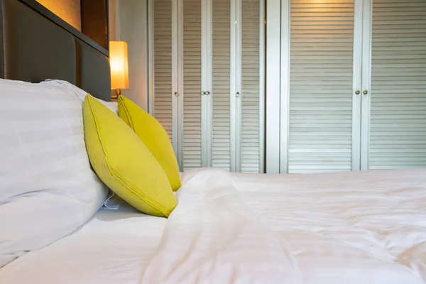Confortável Travesseiro Decoração Cama Quarto Hotel — Fotografia de Stock