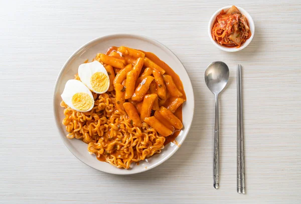 Baharatlı Kore soslu Ramen veya Kore hazır eriştesi ve Tteokbokki - Kore yemeği tarzı