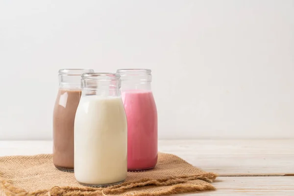 Insamling Chokladmjölk Rosa Mjölk Och Färsk Mjölk Flaska Träbord — Stockfoto