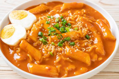Kore hazır şehriyesi ve Kore baharatlı soslu Tteokbokki, Rabokki - Kore yemeği tarzı.