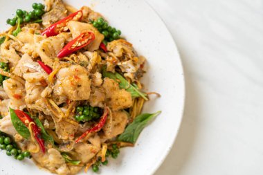 Balık ve otla karıştırılmış kutsal fesleğen. Asya usulü.