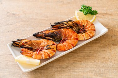 Izgara kaplan karidesi ya da limonlu karides.