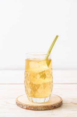 Ahşap arka planda buzlu limon suyu