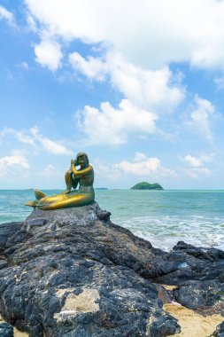 Samila sahilindeki altın deniz kızı heykelleri. Tayland 'da Songkla' nın simgesi.