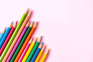 Fotokopi alanı olan pembe arkaplan üzerindeki renk kalemi