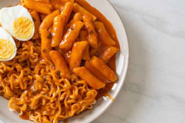 Baharatlı Kore soslu Ramen veya Kore hazır eriştesi ve Tteokbokki - Kore yemeği tarzı