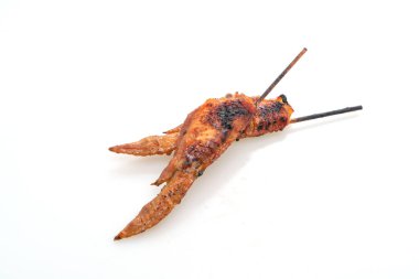 Beyaz arka planda izole edilmiş ızgara tavuk kanadı veya ızgara tavuk kanadı.